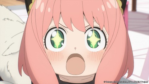 Anya Forger mit großen, staunenden Augen, animierte Figur aus der Serie Spy X Family.