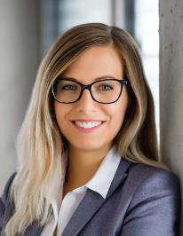 Porträt einer lächelnden Frau Porträt einer lächelnden Frau mit Brille und blondem Haar